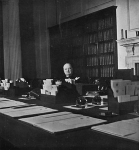Winston Churchill en la Sala del Gabinete de 10 Downing Street, c. 1940s, 1945 de Unbekannt