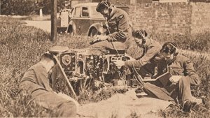 Operador inalámbrico dentro del último tipo de máquina de entrenamiento, 1940 de Unbekannt