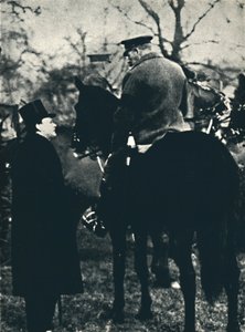 Con el Rey Jorge V en ejercicios militares, 1913, 1945 de Unbekannt