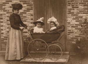 Mujer y niños en un cochecito, 1937 de Unbekannt