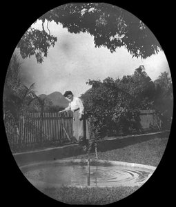 Mujer junto a un estanque en un jardín, Río de Janeiro, Brasil, finales del siglo XIX o principios del XX