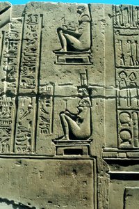 Mujer en una silla de parto, relieve de piedra caliza del Antiguo Egipto de Kawm Umbu de Unbekannt