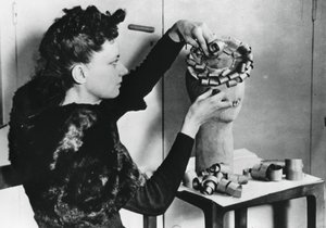 Mujer haciendo un sombrero con virutas de madera, Francia ocupada por Alemania, abril 1941 de Unbekannt
