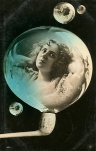 Mujer reflejada en una burbuja, postal, c1890-c1909 de Unbekannt