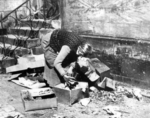 Mujer buscando comida, Bayreuth, Alemania, abril de 1945