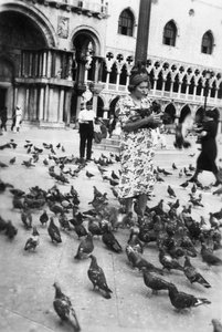 Mujer rodeada de palomas, Plaza de San Marcos, Venecia, Italia, 1938 de Unbekannt