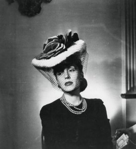 Mujer con sombrero y velo del diseñador de moda francés Jacques Fath, Francia, 1943