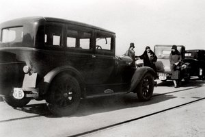 Mujeres y coches estacionados, 1930 de Unbekannt