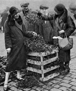 Mujeres eligiendo ramos de muérdago, Mercado Caledoniano, Londres, 1926-1927 de Unbekannt