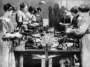 Mujeres zapateras reparando calzado para el esfuerzo de guerra, 1914-1918