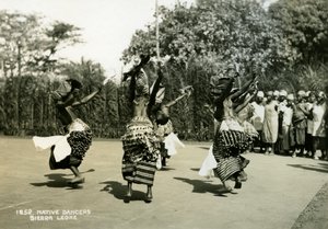 Mujeres bailarinas actuando, Sierra Leona, siglo XX de Unbekannt