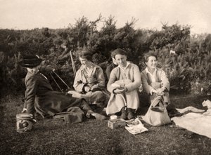 Mujeres disfrutando de un picnic, siglo XX