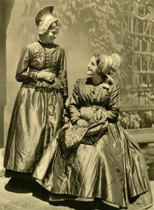 Mujeres con traje tradicional, Baja Austria, c1935 de Unbekannt