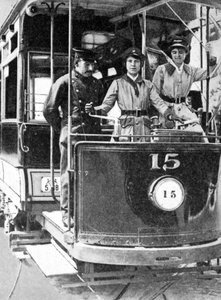 Mujeres aprendiendo a conducir un tranvía, 1917