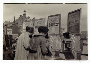 Mujeres mirando máquinas 