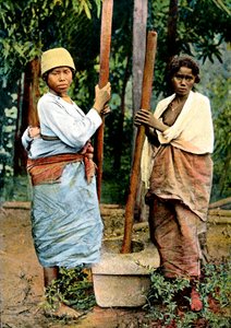 Mujeres moliendo arroz, Madagascar de Unbekannt