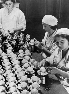 Mujeres sellando frascos de sangre donada, Segunda Guerra Mundial, Moscú, 1941 de Unbekannt