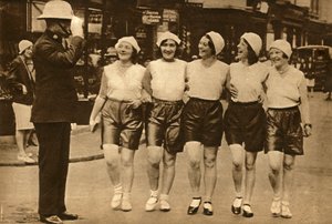 Mujeres con Pantalones Cortos, 1930, 1933