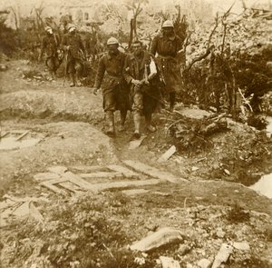 Soldados de infantería franceses heridos llegando al Chateau d