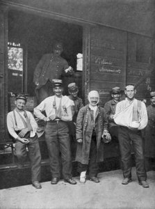 Soldados franceses heridos camino al hospital en tren, Francia, 1914 de Unbekannt
