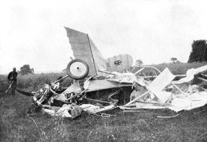 Restos del avión en el que murió el piloto británico Teniente de Vuelo Warneford, 1915 de Unbekannt
