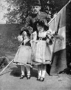 Niños alsacianos jóvenes en traje tradicional con un soldado francés, Primera Guerra Mundial, 1915 de Unbekannt