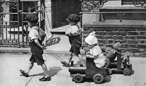 Niños pequeños jugando en la calle, Londres, 1926-1927