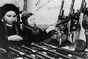 Niñas ensamblando ametralladoras en una fábrica rusa, 1943 de Unbekannt