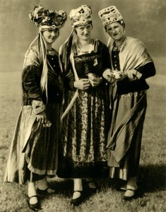 Jóvenes en traje tradicional, Estiria, Austria, c1935 de Unbekannt