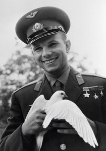 Yuri Gagarin, cosmonauta ruso, c1963-c1964 de Unbekannt