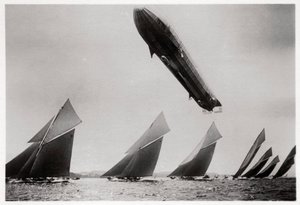Zeppelin LZ11 Viktoria Luise en vuelo durante la Regata de Kiel, Alemania, 1912 de Unbekannt