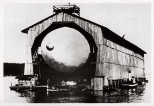 Zeppelin LZ1 en un hangar flotante en Manzell, Friedrichshafen, Alemania, 1900 de Unbekannt