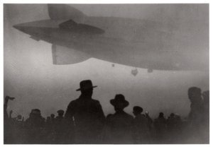 Zeppelin LZ 126 ascendiendo en la niebla de Unbekannt