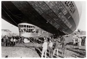Zeppelin LZ 127 Graf Zeppelin después del aterrizaje, 1933 de Unbekannt