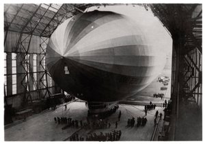 Zeppelin LZ 127 Graf Zeppelin entrando en su hangar, 1933 de Unbekannt