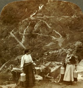 Zigzags del famoso camino Grjotlid - lecheras de montaña en el camino cerca de Marok, Noruega, c. 1905 de Unbekannt