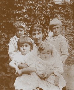 Zinaida Serebriakova con sus hijos, años 1920 de Unbekannt