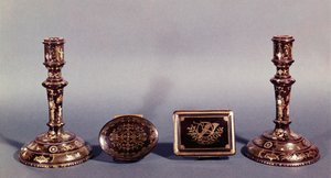 Un par de candelabros Luis XVI incrustados con oro y nácar con dos cajas de pique inglés del siglo XVIII