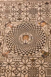 Carmona, provincia de Sevilla, España. Mosaico romano de Medusa en el Ayuntamiento. de Unbekannt Unbekannt