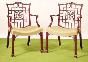Sillas de comedor de caoba Chippendale en estilo chino, rieles superiores coronados por una corona ducal y un escudo de grifo, c.1760 de Unbekannt Unbekannt