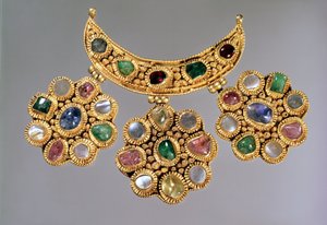 Collar en forma de media luna con colgantes con piedras semipreciosas, Moscú, finales del siglo XIV o principios del siglo XV de Unbekannt Unbekannt