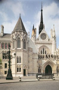 Vista exterior de la entrada de los Tribunales Reales de Justicia, Londres