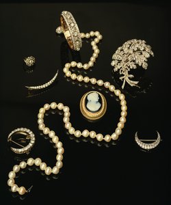 Cuatro broches victorianos de diamantes; camafeo ovalado tallado; collar de perlas cultivadas de Unbekannt Unbekannt