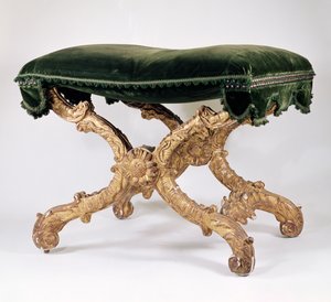 Taburete en X del Régimen Francés (1700-1720), de madera dorada con asiento tapizado, hojas y motivo de llama, girasol en la intersección