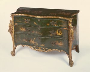 Cómoda serpentina lacada en verde y parcialmente dorada, al estilo de Thomas Chippendale de Unbekannt Unbekannt