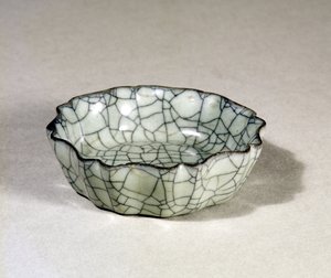 Lavador de pinceles de Kuan ware moldeado con ocho lóbulos y un borde festoneado, Dinastía Sung (960-1279)