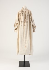 Camisa de lino bordada en negro para hombre, 1600s