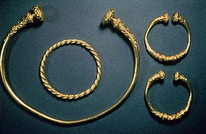 Collar y brazaletes de Waldalgesheim, mediados del siglo IV (oro)