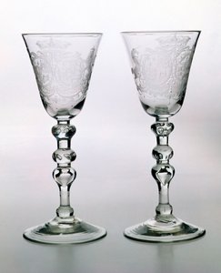 Copa de balustre ligero de Newcastle con grabado heráldico holandés, siglo XVIII