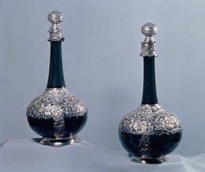 Par de botellas de vino montadas en plata, 1689